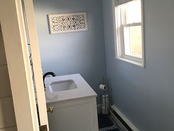 Renovated 1/2 Bath downstair