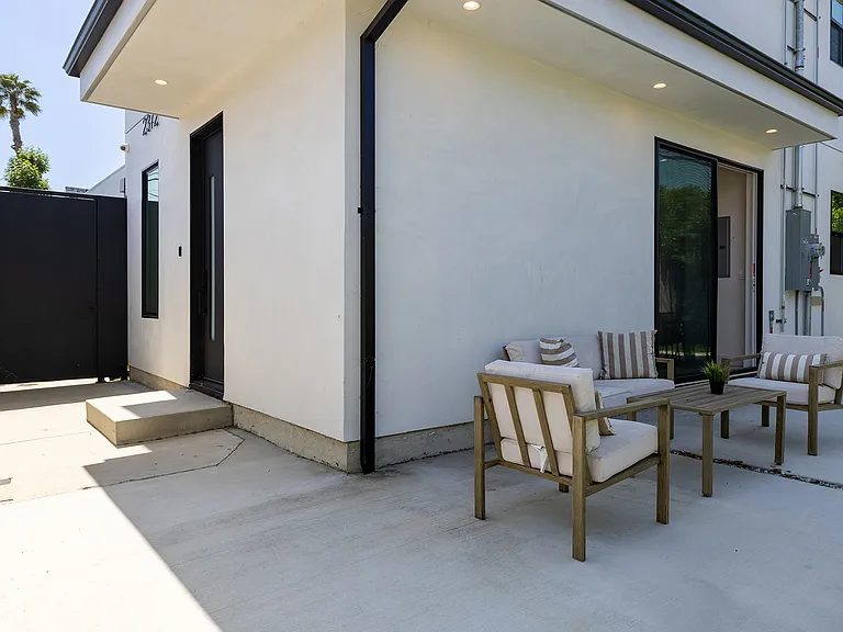 2372 Kelton Ave — Photo 28