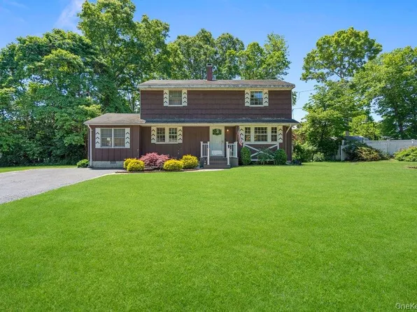 10 Hollingwood Drive, Coram, NY 11727