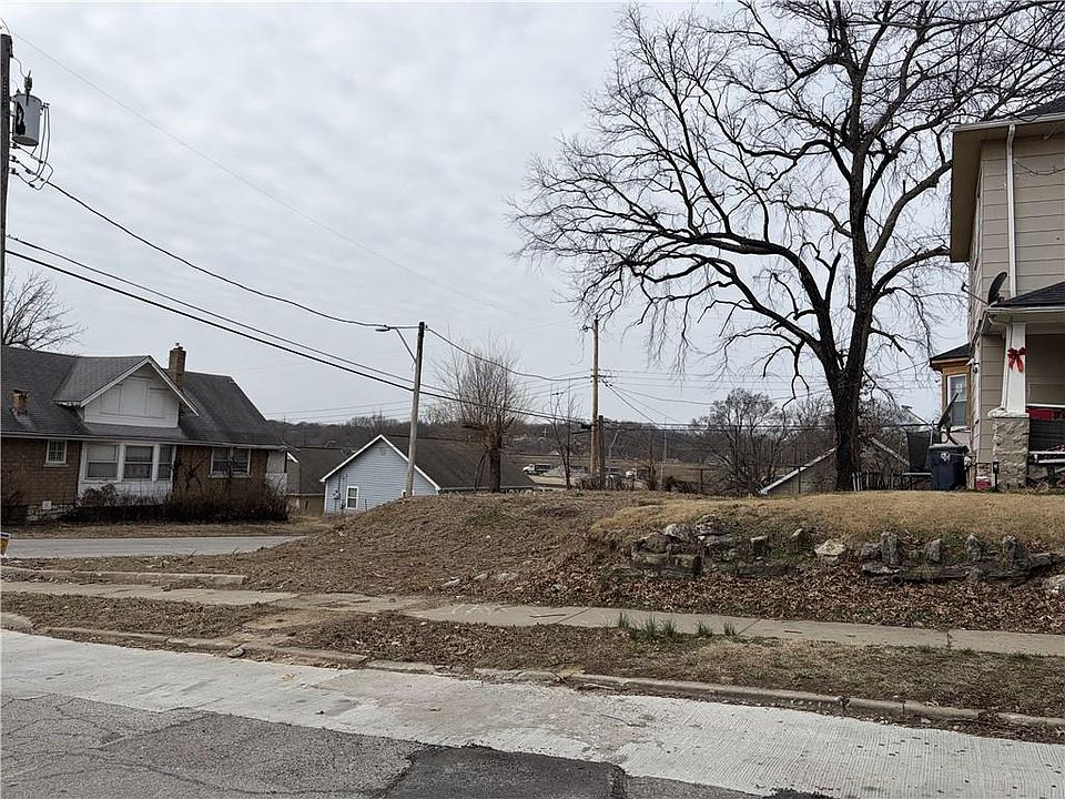 2nd image of 2744 Spruce Ave