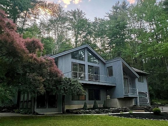 3rd image of 29 Broad Acres Dr