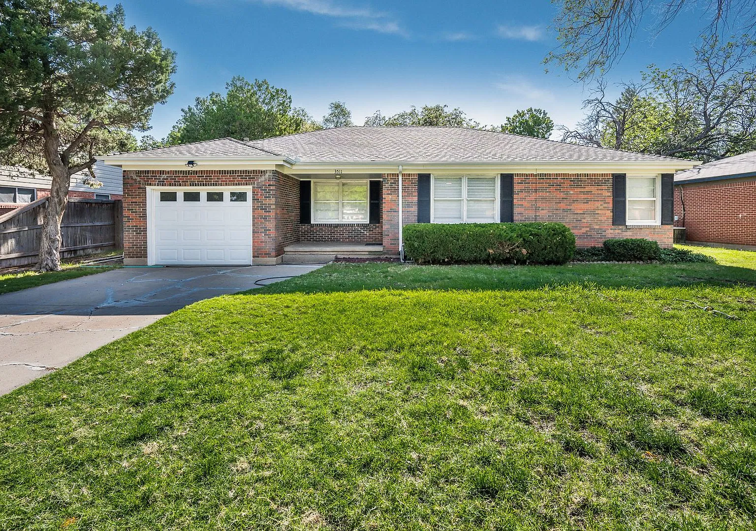 3/2/1 For Lease in Beautiful Neighborhood! — Photo 2