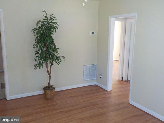 3rd image of 907 Minna Ave
