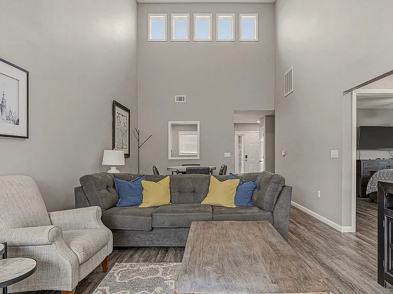 4504 Regina Ct — Photo 9