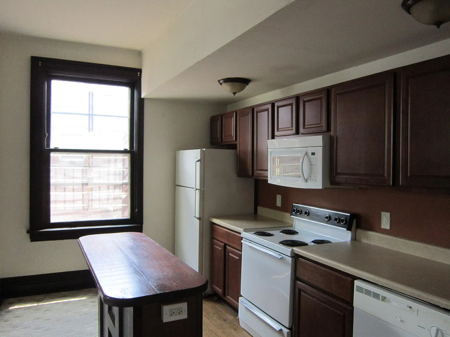 1 bed, 1200 sqft, $1,300 — Photo 2