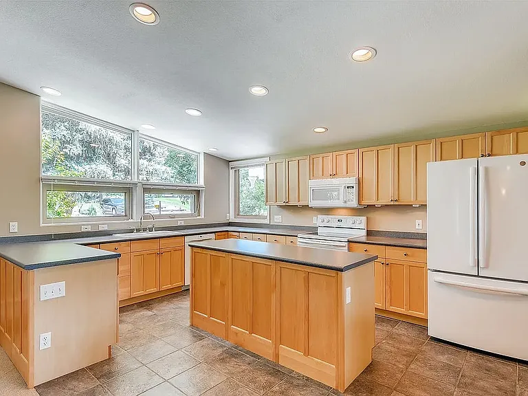 1375 Normandy Rd — Photo 15