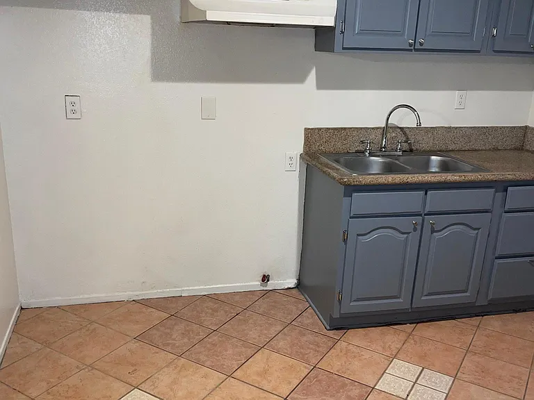 4321 Lennox Blvd #6 — Photo 4