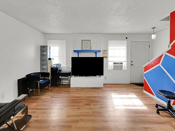 3rd image of 2409 Macarthur Dr