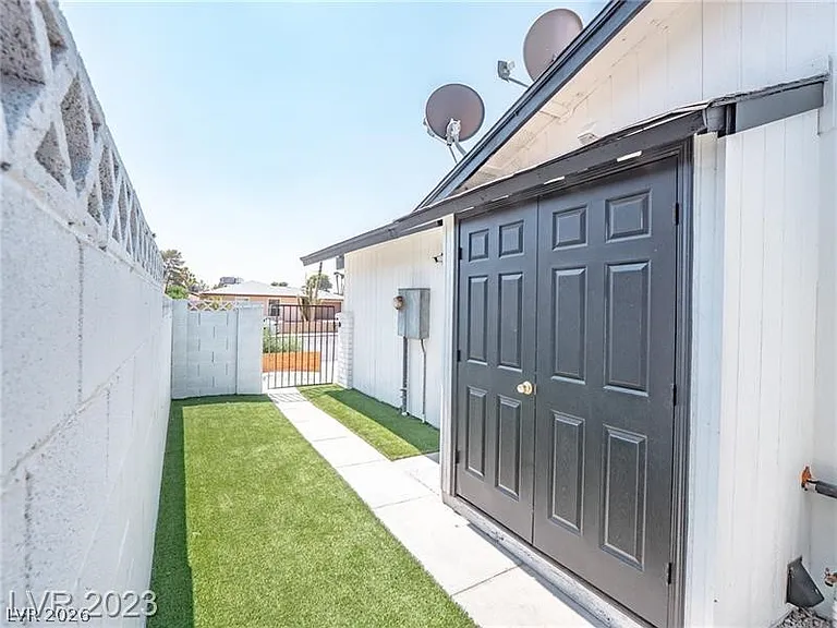 6488 Creston Ave — Photo 36