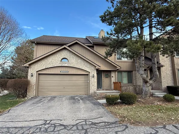 29583 Sierra Pointe Cir, Farmington, MI 48331