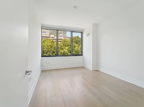 9 Avenue At Port Imperial image 26 of 47