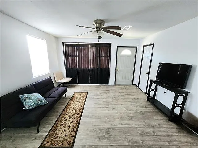 3 bed, 2.0 bath, 1000 sqft, $2,100 — Photo 4