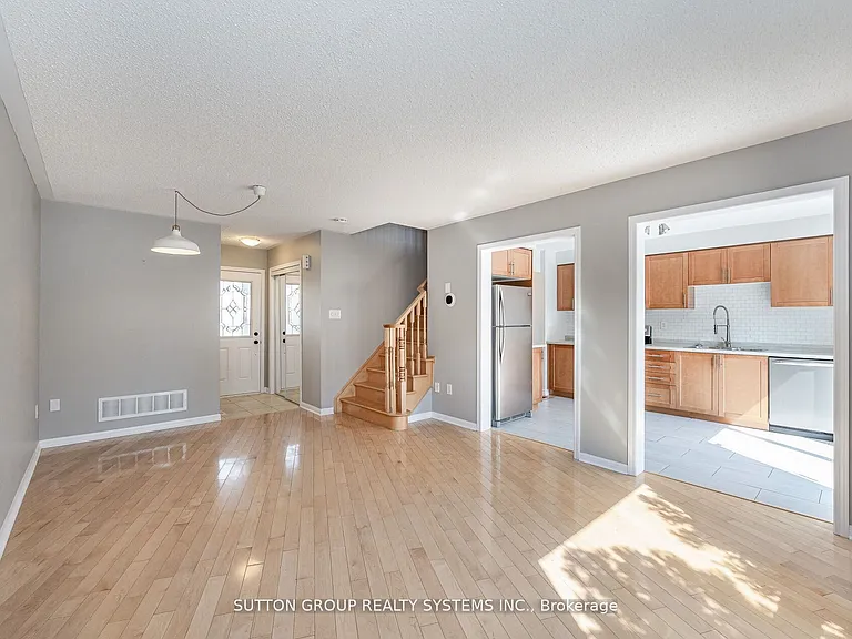 1152 Riddell Cres — Photo 7