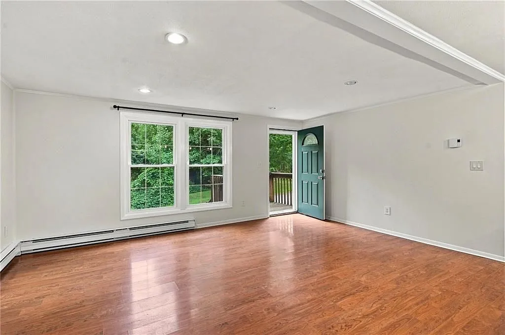3 bed, 1.0 bath, 1144 sqft, $2,950 — Photo 3