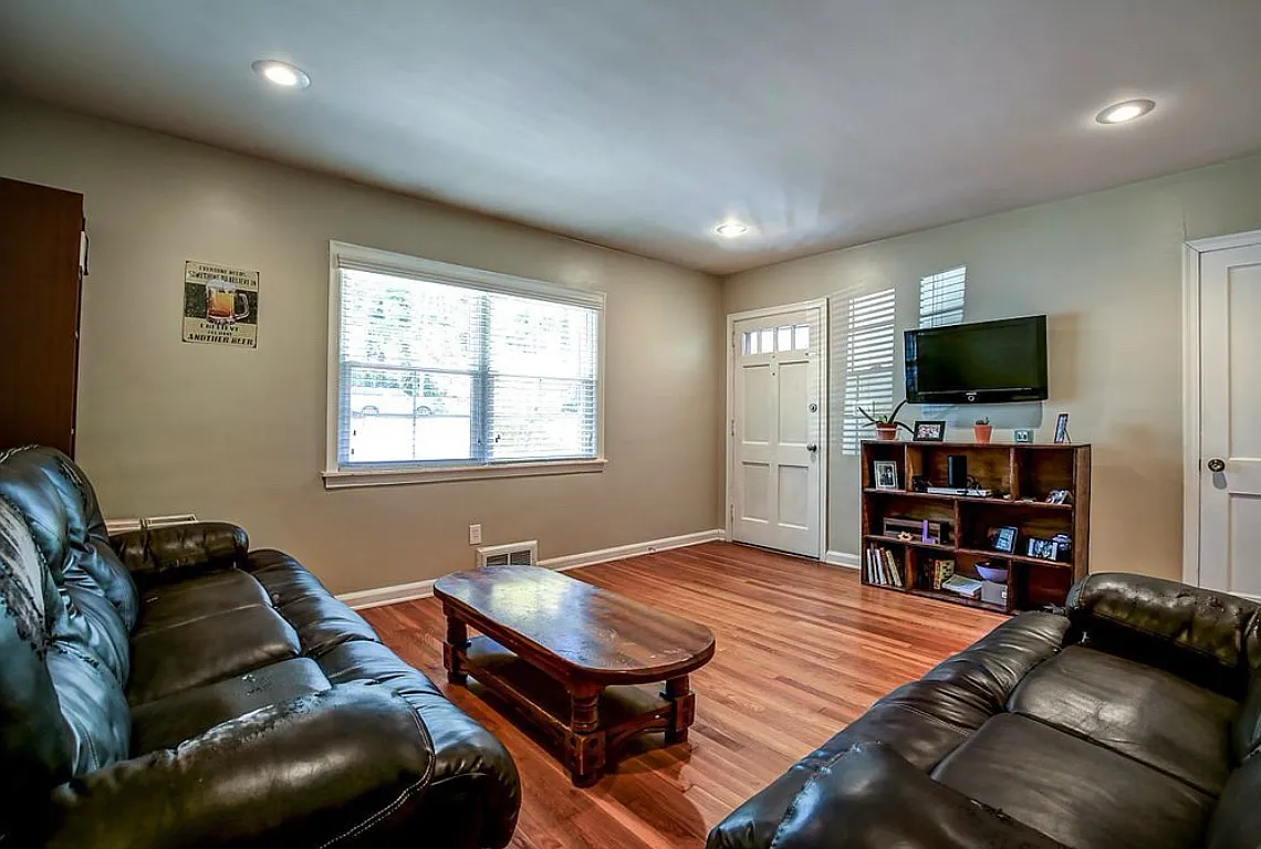 2 bed, 850 sqft, $1,950 — Photo 2