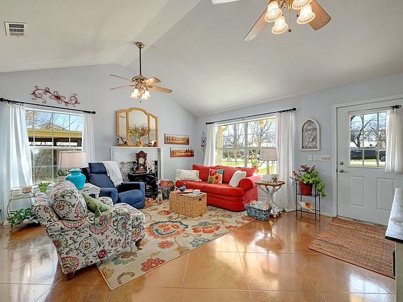 4th image of 304 W Pecan Dr
