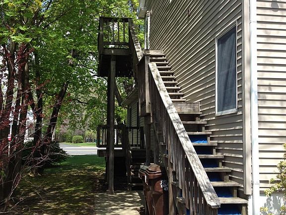 Private entrance w decks