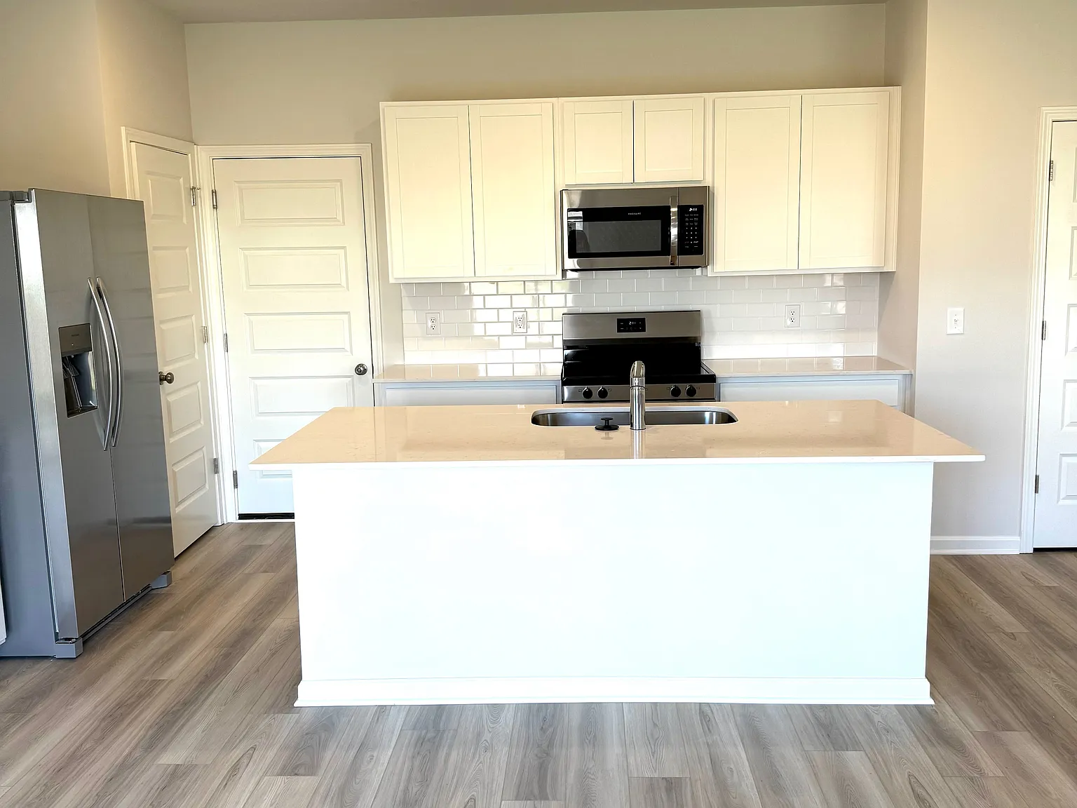 4 bed, 1990 sqft, $2,300 — Photo 3
