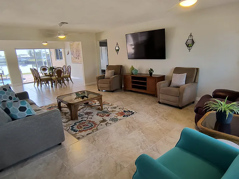 910 Juno Dr — Photo 4