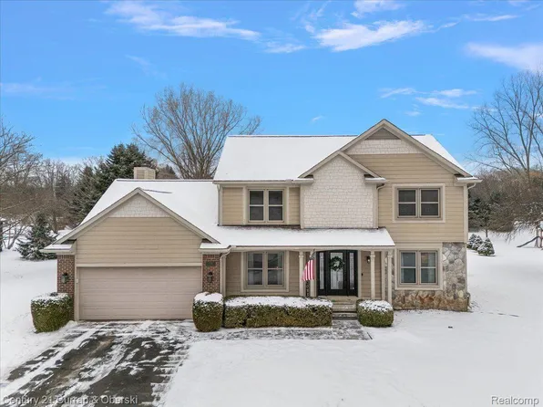 1339 Horseshoe Cir, Milford, MI 48381