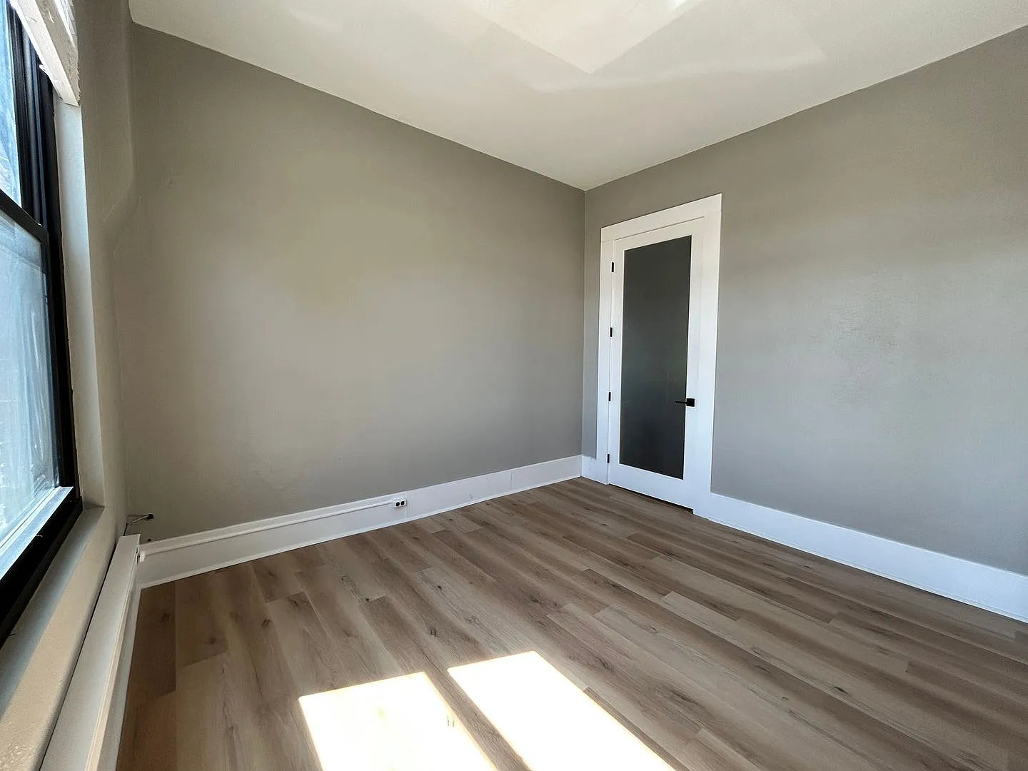Bright 2nd Floor Apartment on 3rd Street -- Utilities Included! — Photo 3
