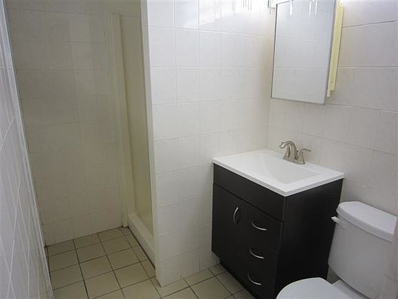 5th image of 915 NE 126th St