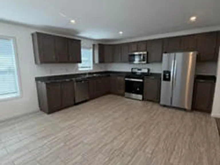 216 Onandaga Ave — Photo 6