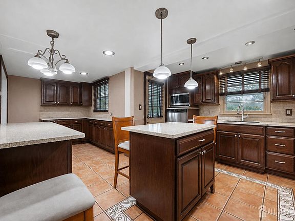 5th image of 524 Lloyd Rd