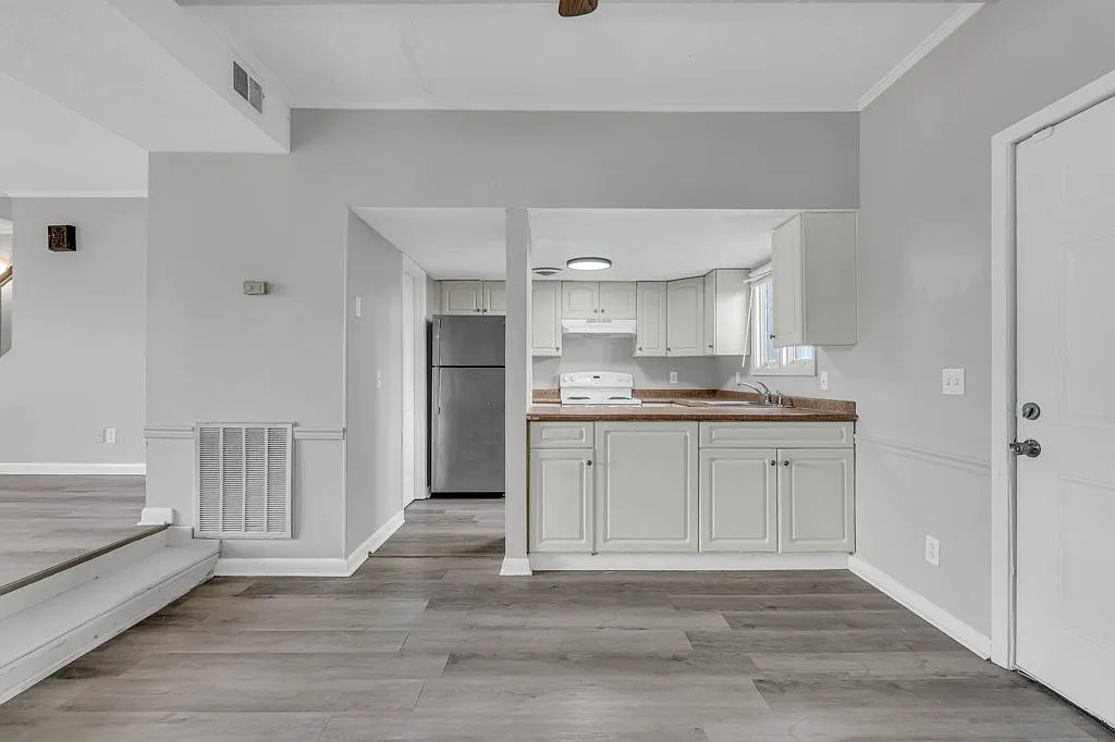 2 bed, 1.5 bath, 1165 sqft, $845 — Photo 2