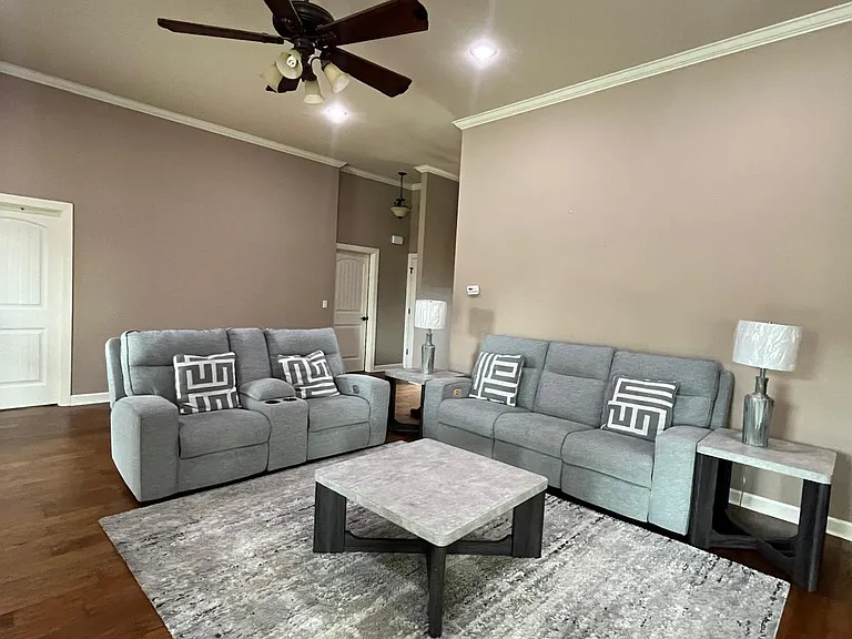 1005 Mark Cir — Photo 2