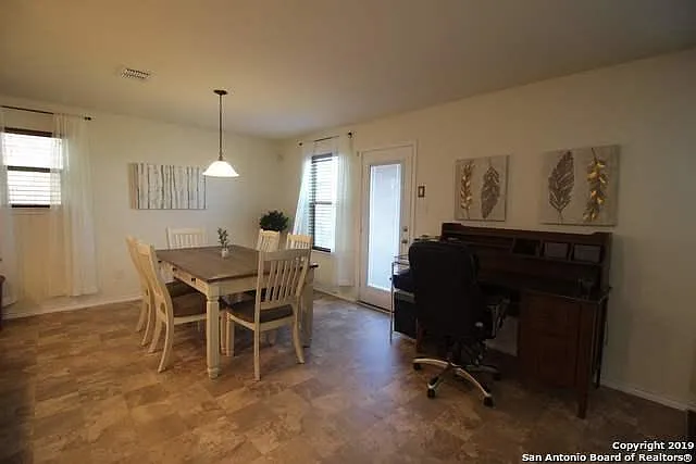3 bed, 2.5 bath, 2410 sqft, $1,895 — Photo 3