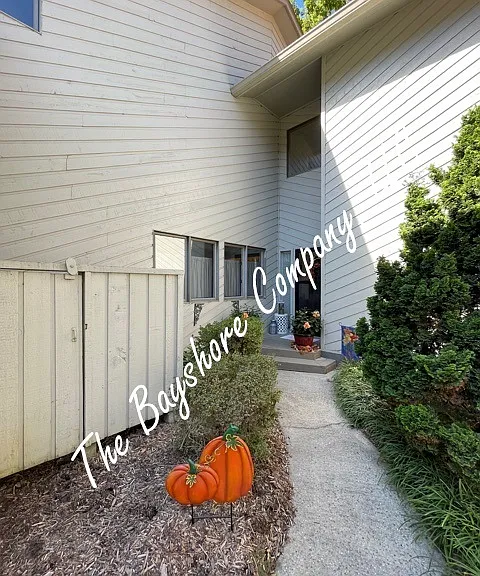 103 Deerlake Dr — Photo 2