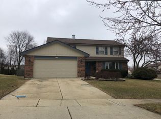 1535 Castlewood Dr, Wheaton, IL 60189