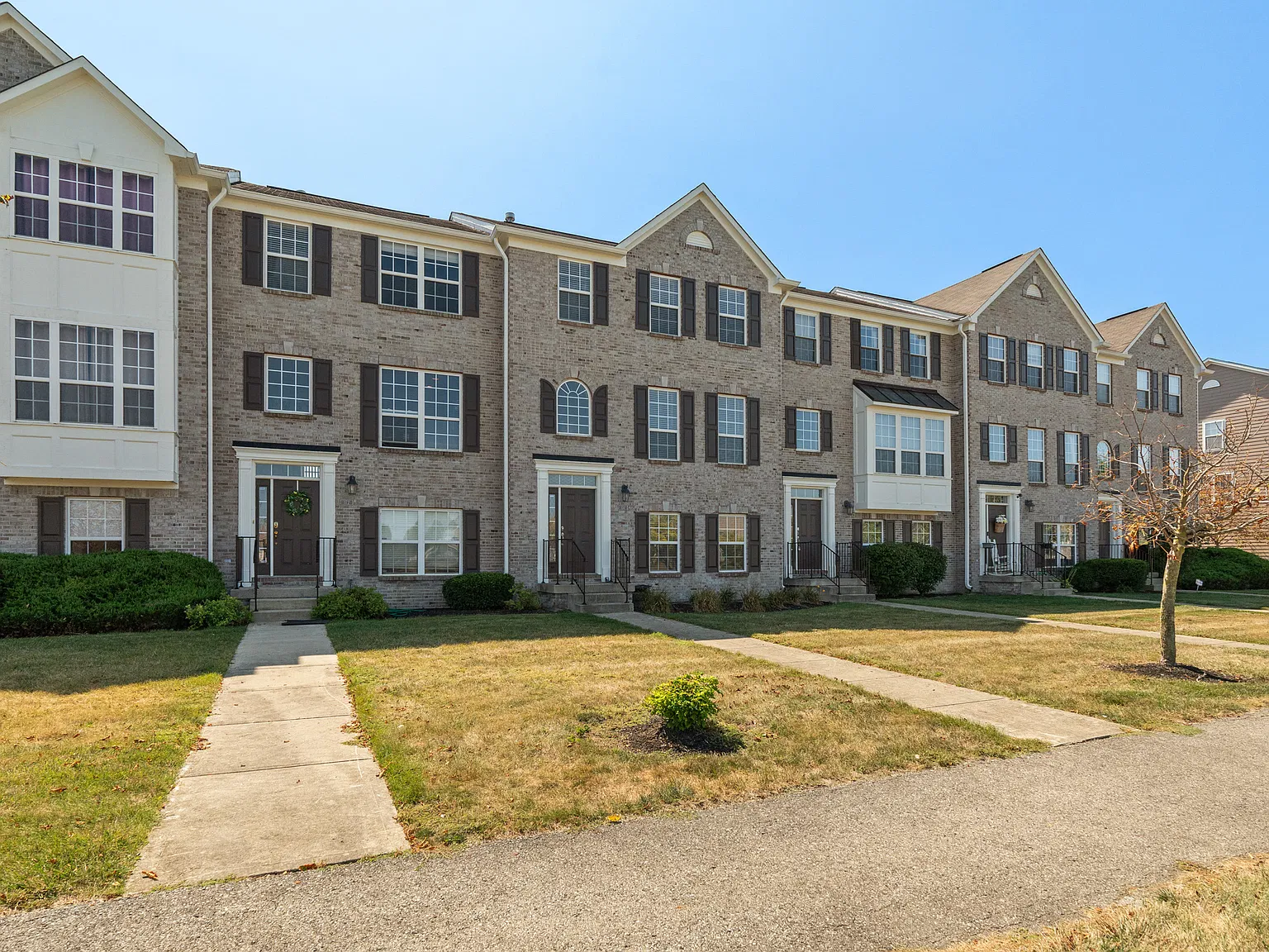 3 bed, 3.5 bath, 2328 sqft, $2,250 — Photo 2