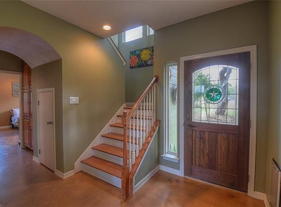 5th image of 300 Lakeview Dr