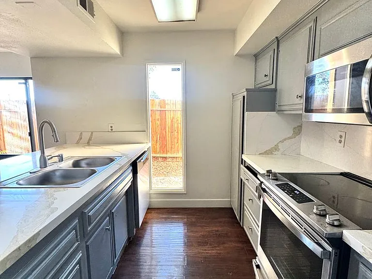 3501 Bernard St #1B — Photo 4