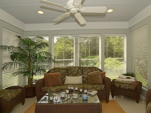 Three season sunroom