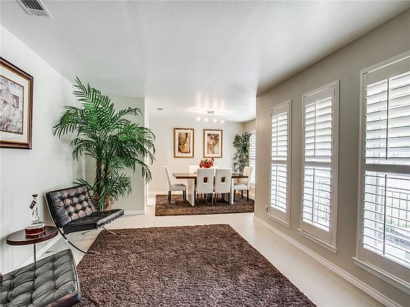 3rd image of 1820 Holm Oak St