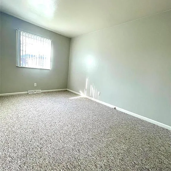 103 E 7th St #1 — Photo 9