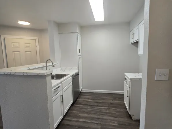 Las Lomas Apartments