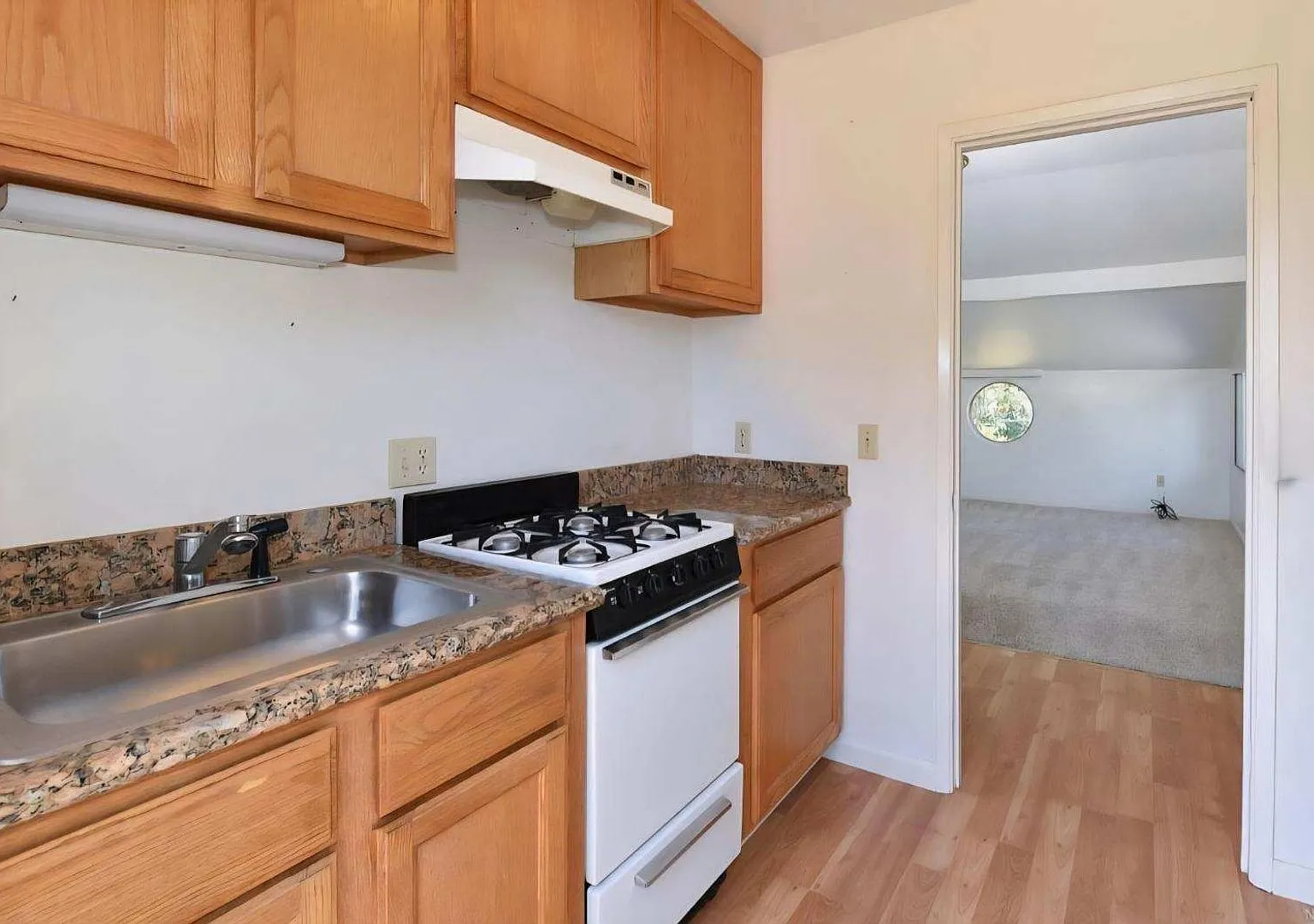 Studio Apartment for Rent — Photo 1