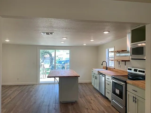 510 Avenue F — Photo 5
