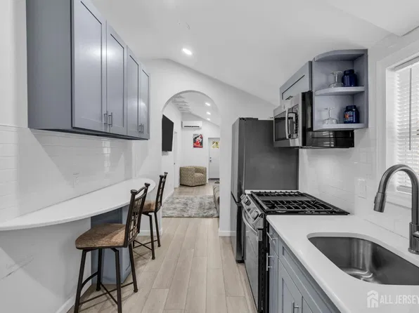 337 Shoreland Cir, Laurence Harbor, NJ 08879