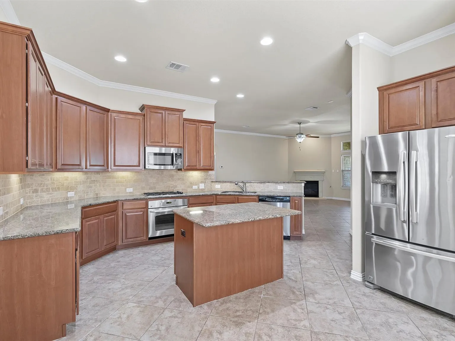 3 bed, 2.0 bath, 2144 sqft, $2,450 — Photo 4