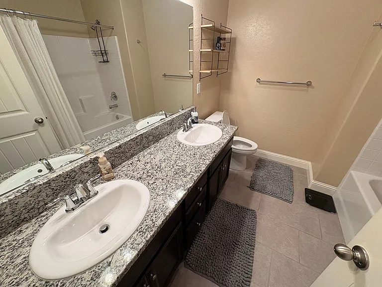 1121 S Manzanita St — Photo 6