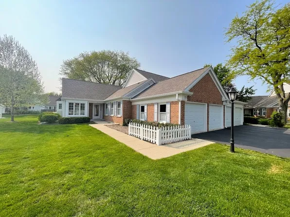 77 Country Club Dr, Prospect Heights, IL 60070