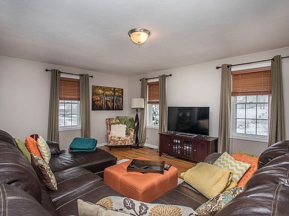 2nd image of 5 Oak Meadow Pl