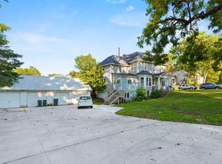 706 W 12th St, Cedar Falls, IA 50613