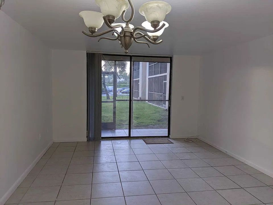 8025 SW 107th Ave — Photo 3