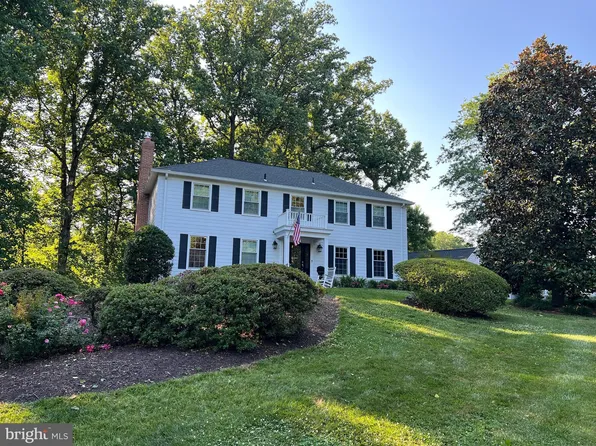 904 Golden Arrow St, Great Falls, VA 22066